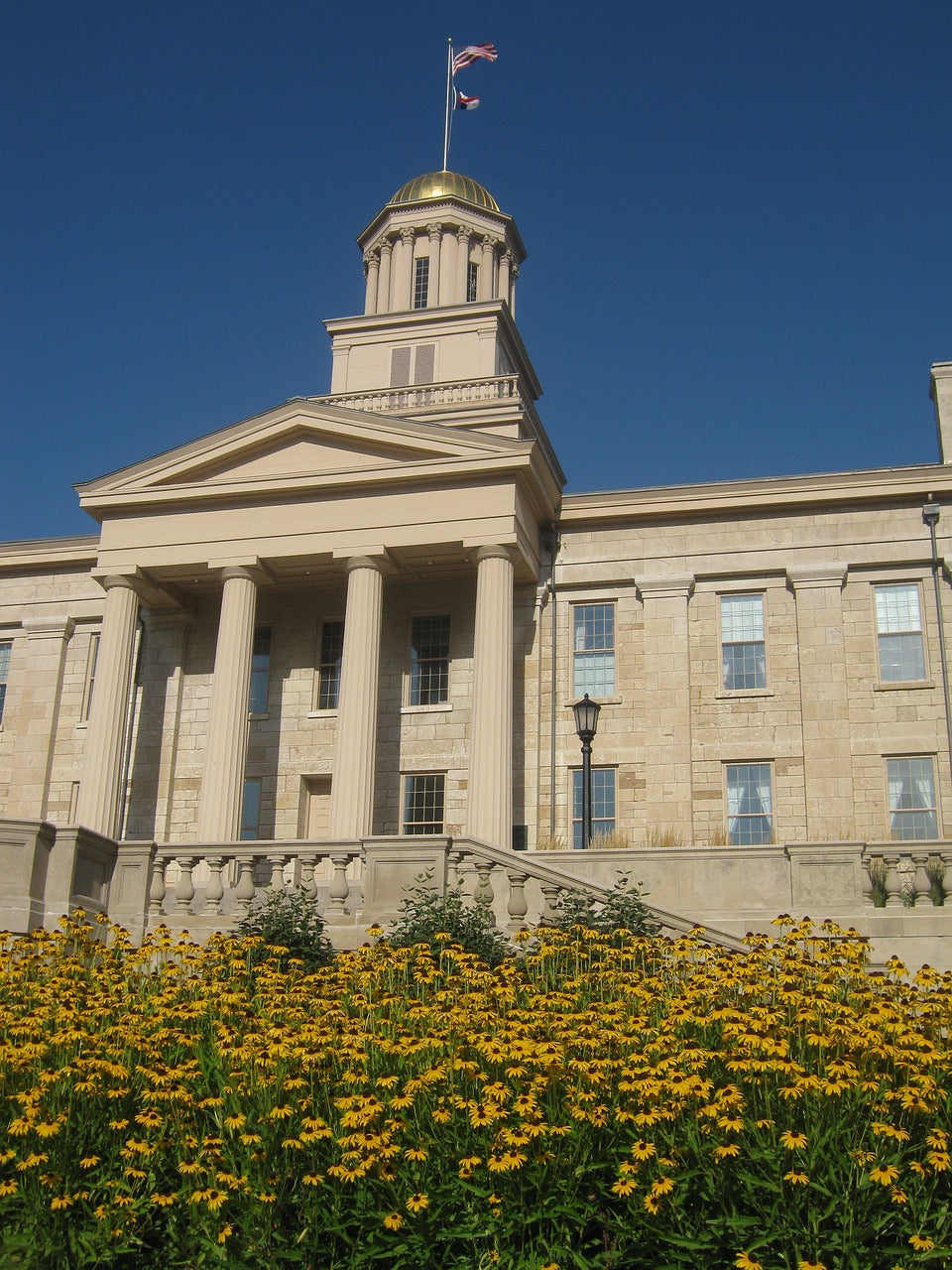 building, flowers, iowa-1166424.jpg