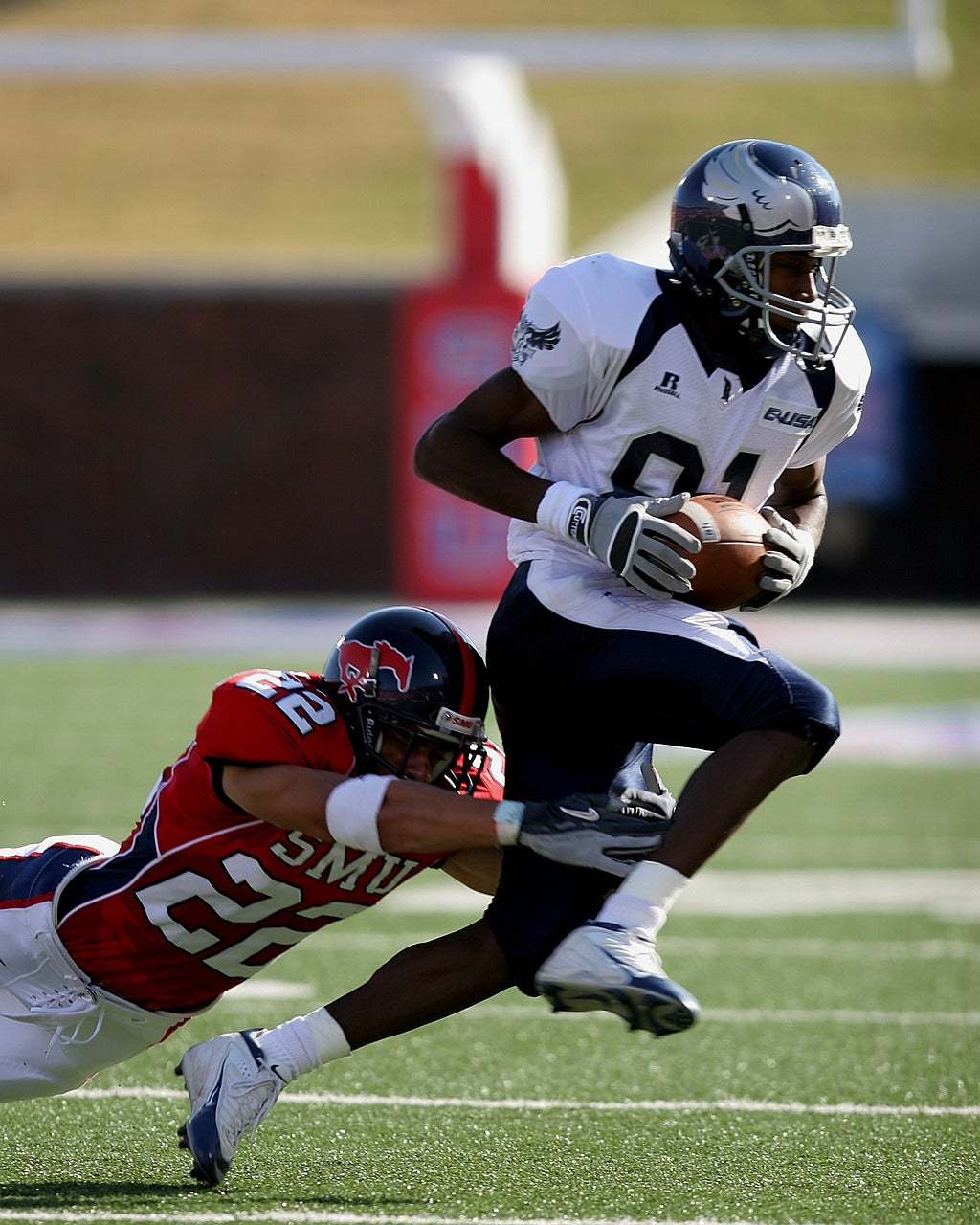 football, receiver, tackle-1615211.jpg