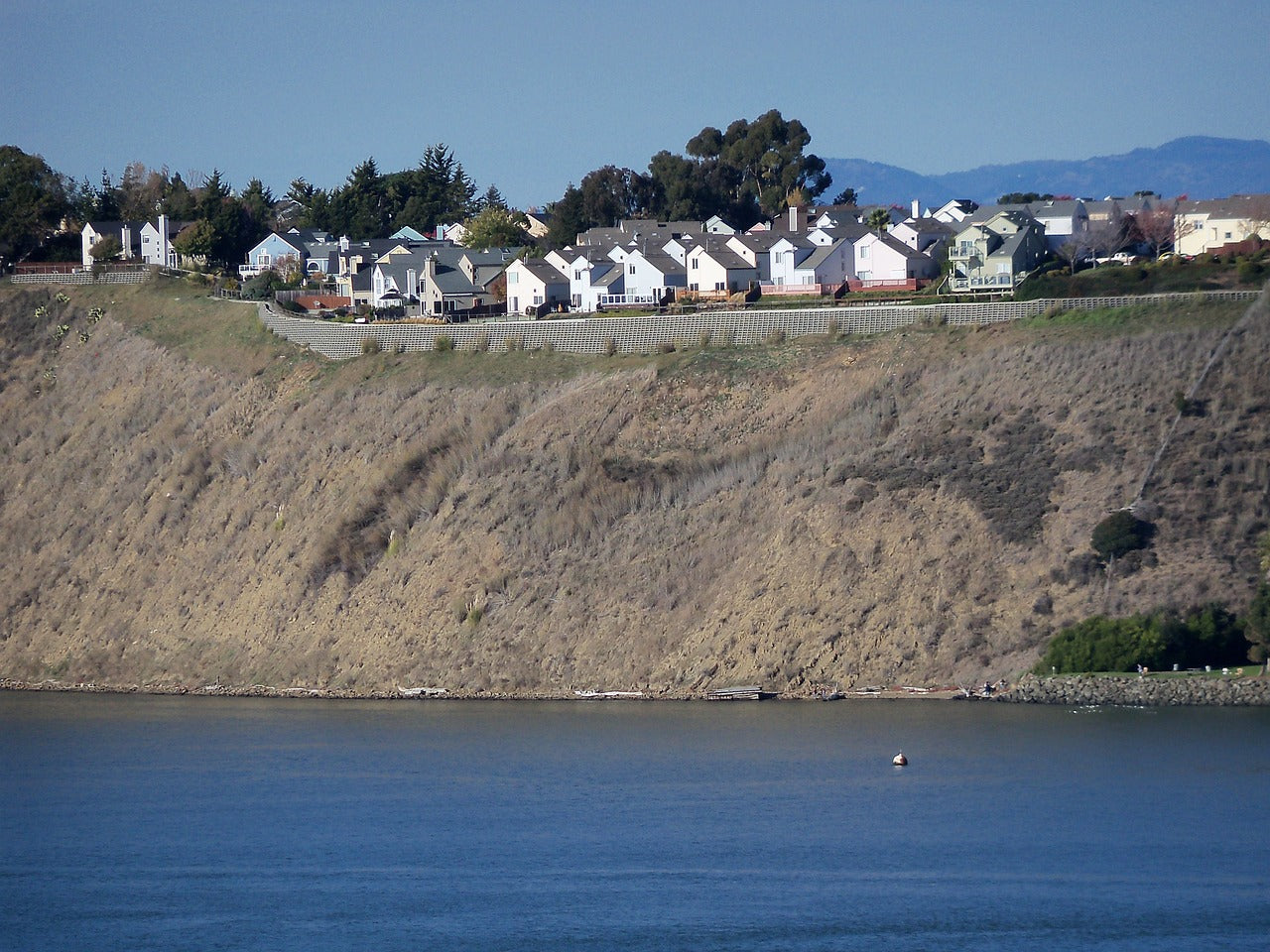 houses, cliff, water-172417.jpg