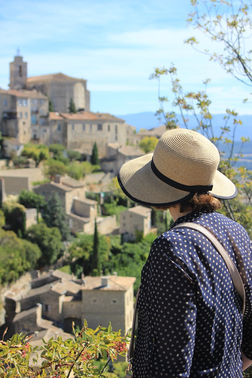 woman, tourist, gordes-533362.jpg